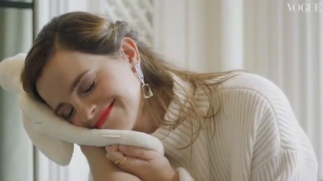 Що у сумці в Емми Вотсон? | VOGUE | українська озвучка смотреть онлайн