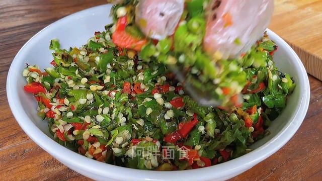 奶奶教我的辣椒酱老做法，随身携带，香辣下饭，做了3大瓶真好吃【阿胖面食】 смотреть онлайн