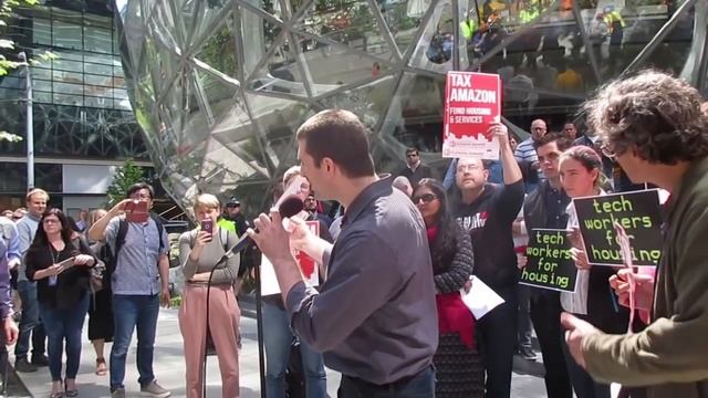 Raw Video: Clash at Amazon HQ over Seattle tax plan смотреть онлайн