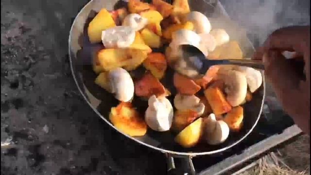 Картошка на мангале. Картошка с грибами и шашлыком.