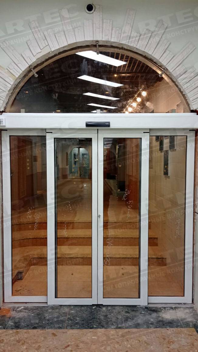 Раздвижная автоматическая дверь с антипаникой  в Vitasport Wellness Club