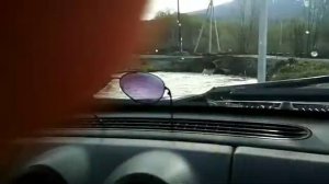 По реке на джипе, вид из авто...