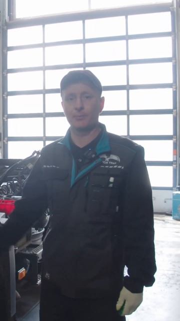 Работаю в грузовом сервисе Сокол Трак #автослесарь #грузовойсервис #установкадвигателя