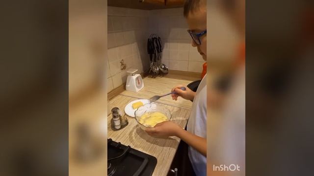 Омлет с колбасой и сыром за 10 минут .