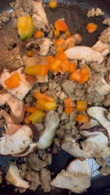 Plant-based Sausage, Shitake Mushroom, and Just Egg Scramble 🌱😋 #vegan #veganfood #foodie смотреть онлайн