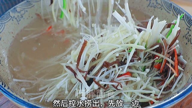 凉拌合菜，把蔬菜柔和在一起，成本不到5元，做法营养，酸爽下饭【阿胖面食】 смотреть онлайн