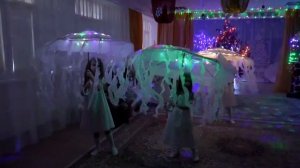 Очень оригинальный танец со светящимися зонтами