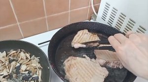 Антрекот свиной с грибами.