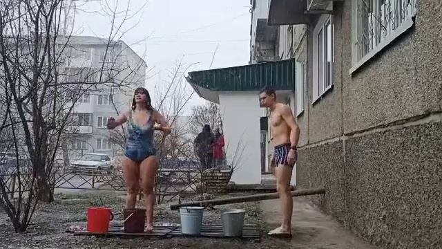 Закаливание с сыном. В апреле снег.