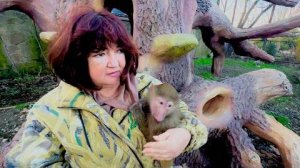 Маня не отпускает маму от себя ни на шаг, ей не нужно ни бегать, ни прыгать, лиш