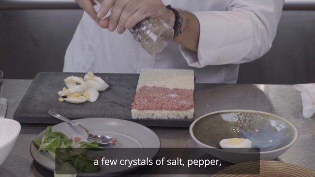 Sandwich with meat Tartare, White Truffle powder and Egg смотреть онлайн