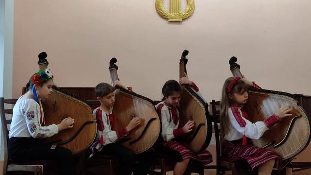 Ансамбль бандуристів Веселка.Р.Лісова-Карпатські візерунки Ой заграйте музиченьки.