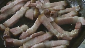 Завтрак. Яишенка с беконом и колбаской. Чо ПОХАВАТЬ. #чопохавать