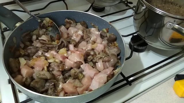 Смажені гриби з курячою грудинкою смотреть онлайн