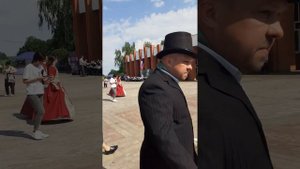 Праздничное шествие гостей,приехавших на праздник поэзии в Овстуг !!А раньше приезжал губернатор .