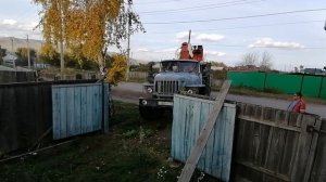 Урал вытаскивает Камаза из грязи, освобождения Камаза. Почти снесли постройки.Off-road по деревенск