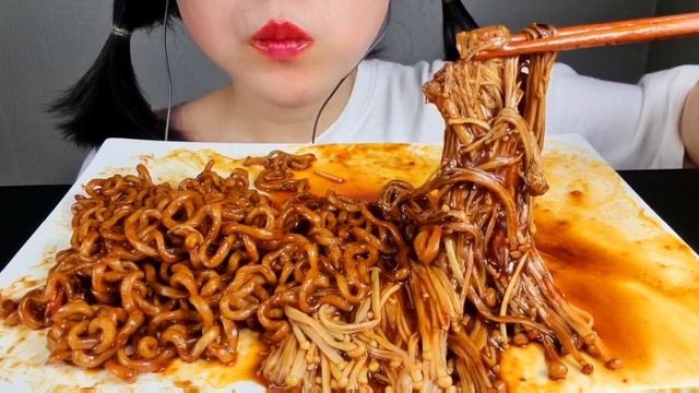 ASMR *SacheonJajang JajangBuldak Enoki Mushroom eating show eating sound*사천짜장 사천짜장불닭팽이버섯 смотреть онлайн