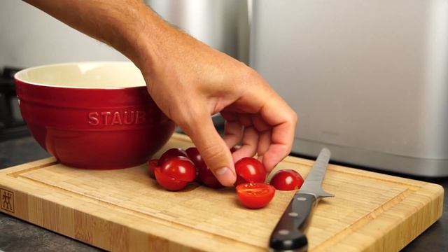 Стейк тунца с рукколой и томатами черри.