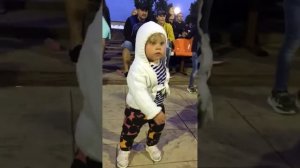 Я танцую крабика, все танцуют крабика.