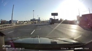 Бмв уступила. Так бы всегда. И упёртая тойота