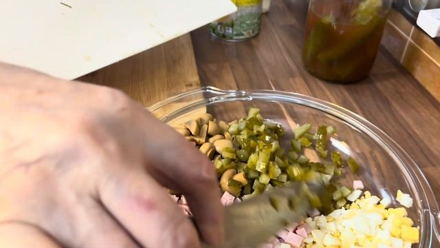 САЛАТ Chic Quick RUSSIAN SALAD FOR THE NEW YEAR FESTIVE with GREEN PEAS смотреть онлайн