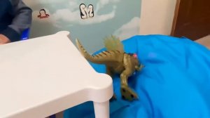 Распаковка Динозавра!!! Динозавр укусил Мишу!!!