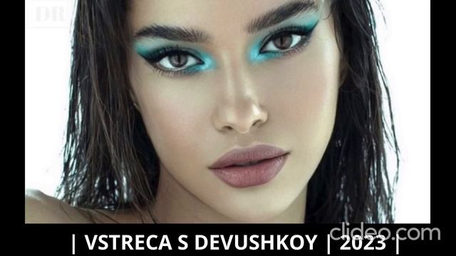 I met a girl with a crescent of an eyebrow,a mole on her cheek and love in her eyes#beutifulsong202