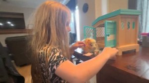 Freya's Birthday Present: Little Live Pets Mama Surprise