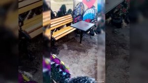 лакированая и грунтованная  скамейка 1.5 с цементированием на глубину  0.5м  с центральной поддержк