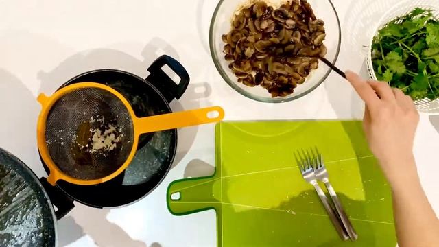 SHREDDED CHICKEN and MUSHROOM salad  - appetizer - starter salad - Ensalada de pollo y setas