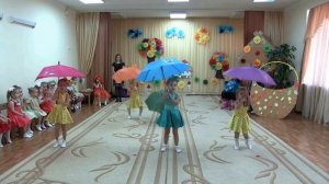 классный осенний танец с зонтиками