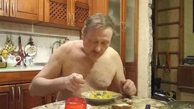 Обжарил и потушил сморчковую шапочку и стало вкусно мне и весело смотреть онлайн