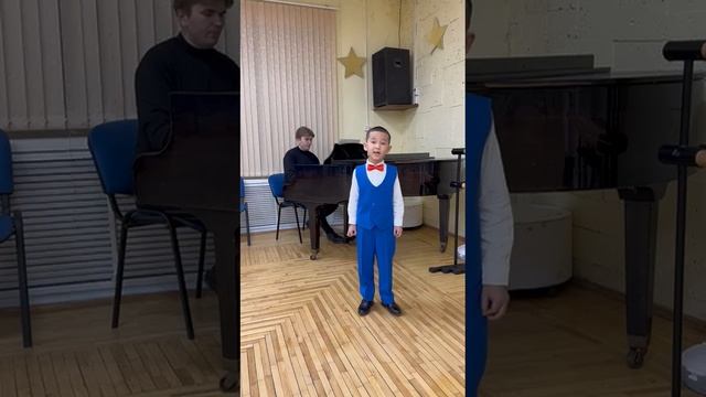 Е.Крылатов "Мы маленькие дети" исполняет солист коллектива "ДоМиСолька" Джемелев Рамиль