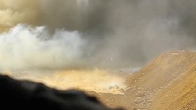 Съёмка взрыва из укрытия рядом с эпицентром.AVI смотреть онлайн