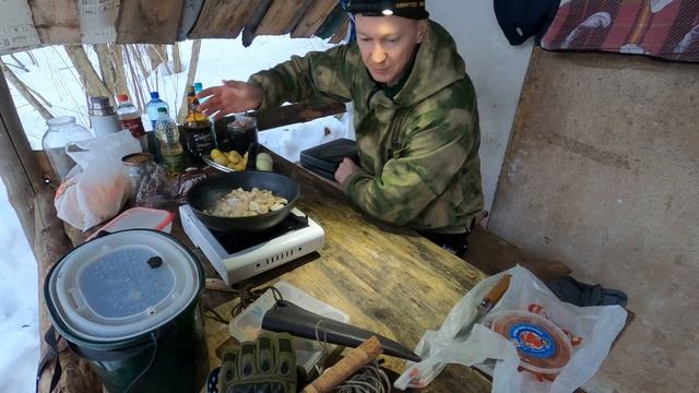 ЖИЗНЬ И БЫТ В ТАЁЖНОЙ СТАРОЙ ИЗБЕ . СДЕЛАЛ ЛАВКИ В БАНЮ . ТОПЛЮ ДВЕ ПЕЧИ ОДНОВРЕМЕННО . смотреть онлайн