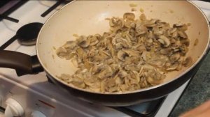 Vegetarian pasta with broccoli and mushrooms