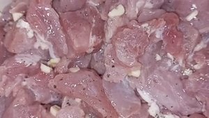 Готовлю свиную вырезки в специальном маринаде. Мясо получается сочное и вкусное.