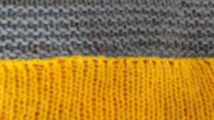 Обзор пледа из квадратов, связанных на вязальной машине Нева-5. Использованы остатки пряжи