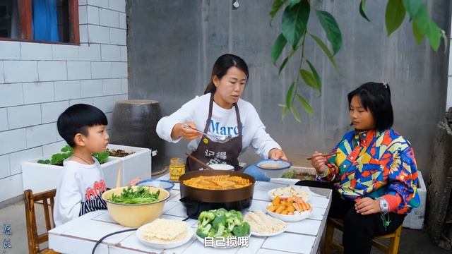 【农家的小勇】俩孩子放假，小勇做骨汤涮锅，各种蔬菜丸子一起涮，俩孩子吃美了 смотреть онлайн