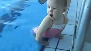 Малыш учится плавать. Обалденно!