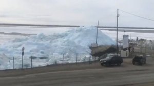 Ледоход сносит столбы в Дудинке