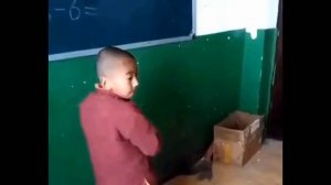 Мальчик смешно решает пример на доске