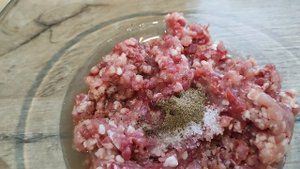 Запеченные котлеты с капустой и морковкой