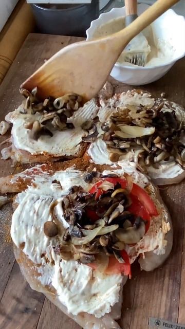 Рулет из куриной грудки с грибами 🥘 рецепт в комментариях смотреть онлайн