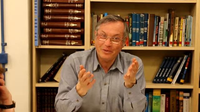 Рав Зеэв Султанович представляет к переводу стихотворение Ури Цви Гринберга שיר ילד למשל.