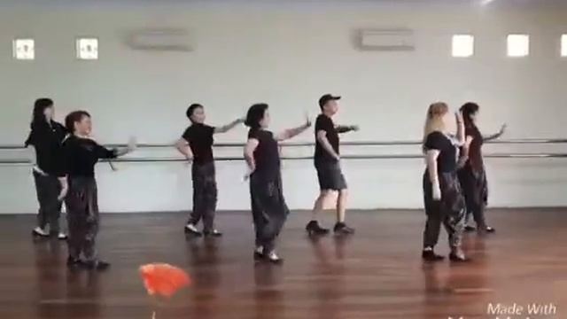 Line Dance - (Ai De Lu Shang Wan Li) - Susy Enterprise Ballet and Dance School смотреть онлайн
