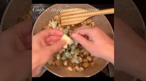 Pasta Orecchiette с голубым сыром и шампиньонами