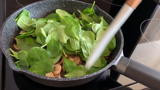 КУРИНЫЕ РУЛЕТИКИ СО ШПИНАТОМ 🌿 И ШАМПИНЬОНАМИ/CHICKEN ROLLS WITH SPINACH 🌿 AND CHAMPIGNONS смотреть онлайн