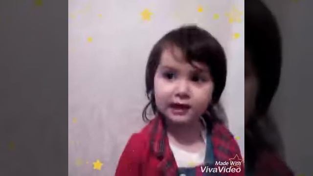 Малышка  читает стихи.