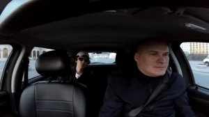 Лина Мигурт теребонькает, смотря Трудягу Таксиста